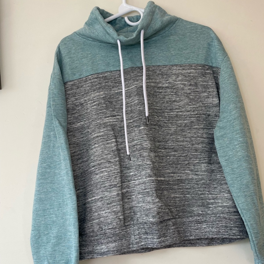 Reflex sweater size medium